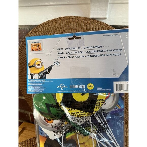 Despicable Me Minions Prop & Backdrop - Picture 6 of 7